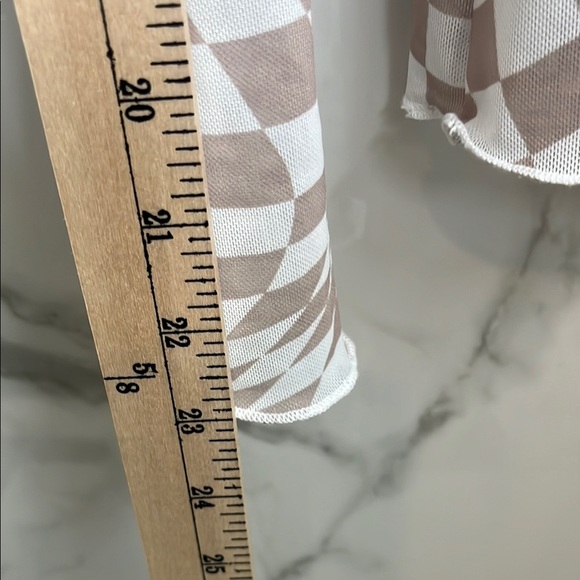 DAVI & DANI Tan and White Graphic Fitted Blouse - Picture 6 of 7